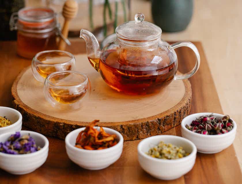 Teko teh herbal segar dipajang di sebuah papan kayu.