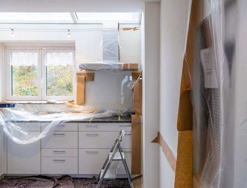 Una cocina protegida con envolturas de plástico durante la renovación de una casa.
