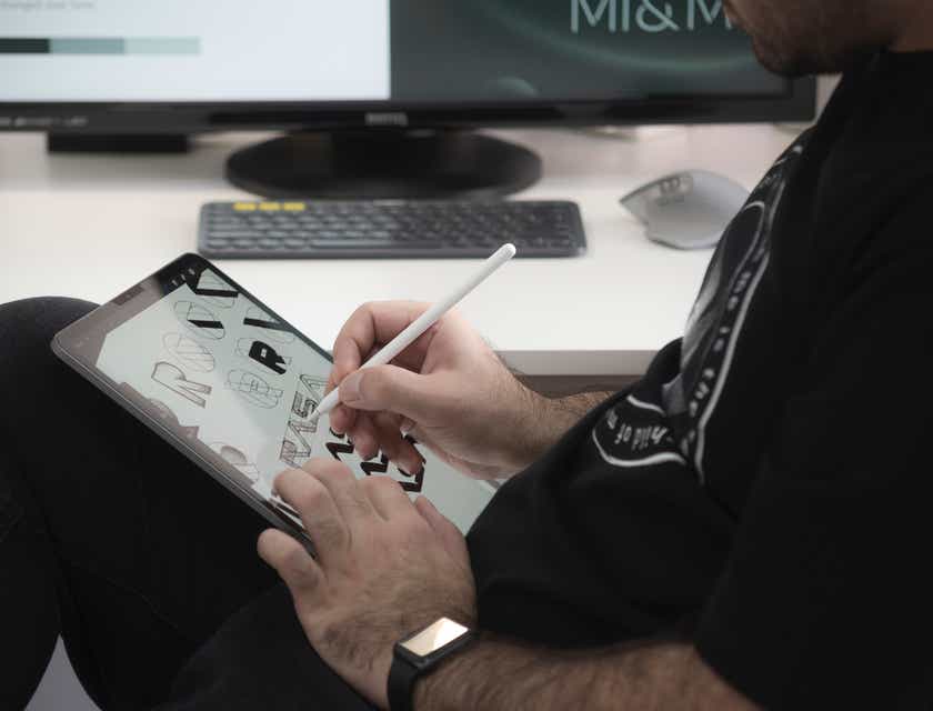 Una persona che disegna un logo su un tablet.