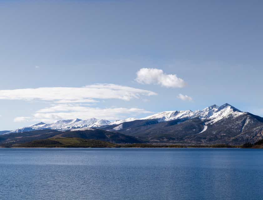 Montañas nevadas rodeadas por una masa de agua en Colorado.