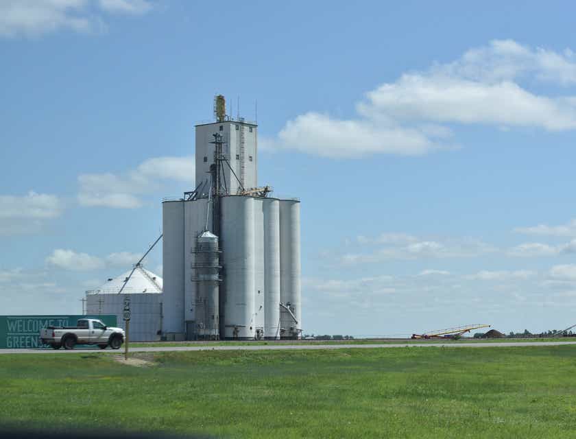 Una fábrica blanca en una granja de Kansas.