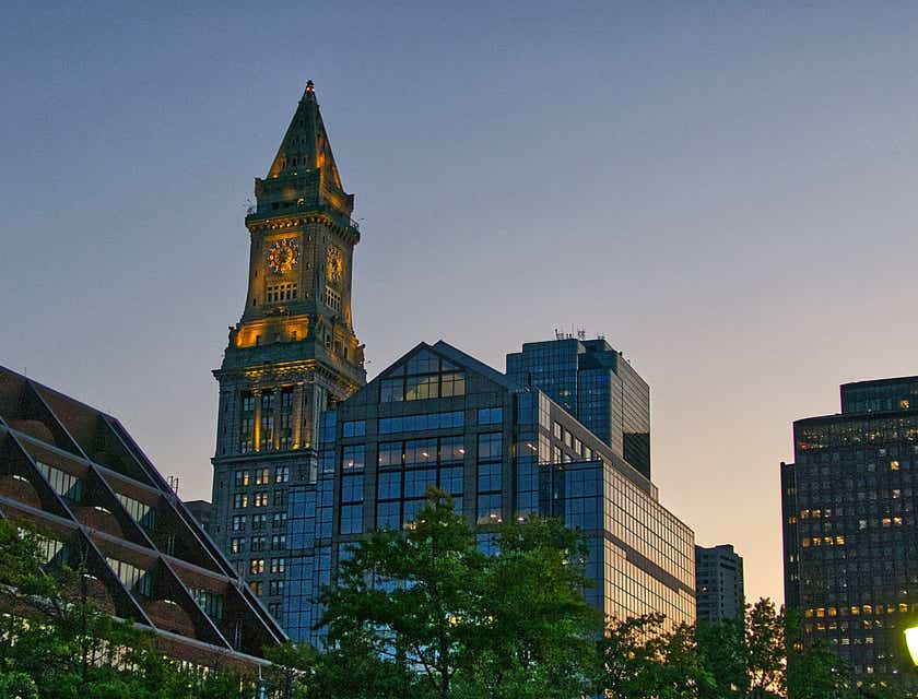 La imagen de la torre Elizabeth en la Avenida Huntington Avenue de Boston, en un negocio de Massachusetts.
