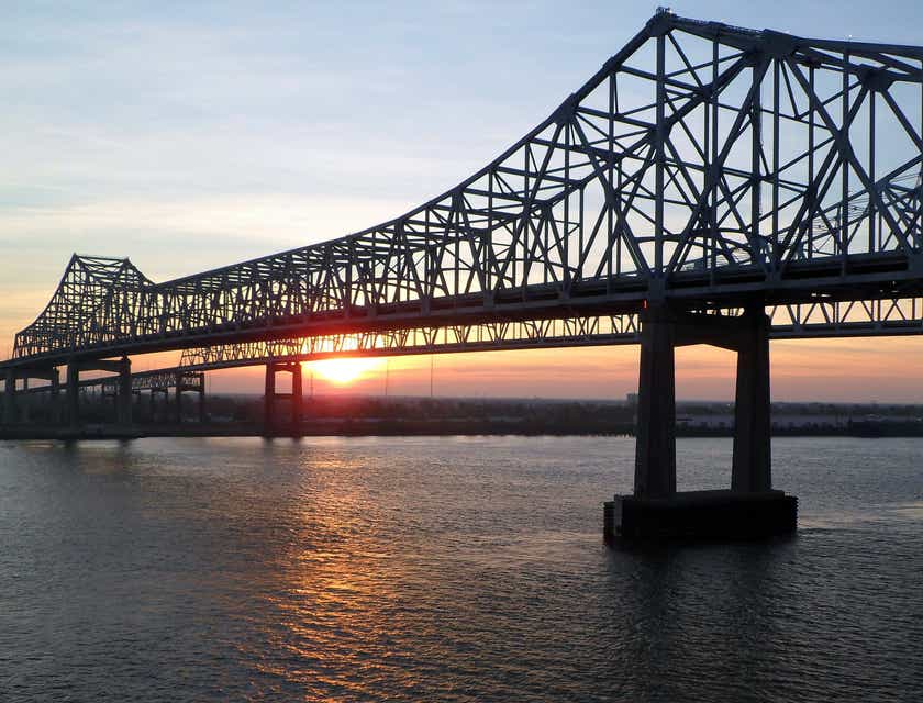 La imagen del puente Old Vicksburg Bridge, también conocido como el "Puente del río Mississippi", al amanecer en un negocio de Mississippi.