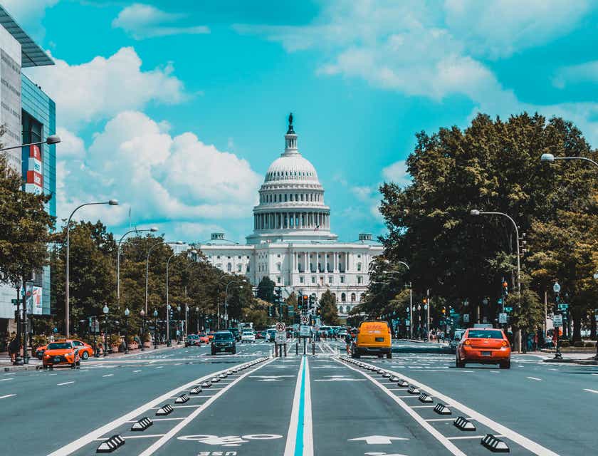 Vista del Capitolio de los Estados Unidos desde la calle, en Washington, D. C.