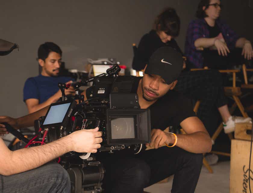 Un equipo de filmación trabajando en un set dee una empresa productora.