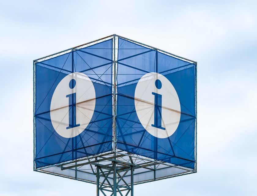 Una valla azul grande con una letra gigante en cada lado en un logotipo con la letra "I".