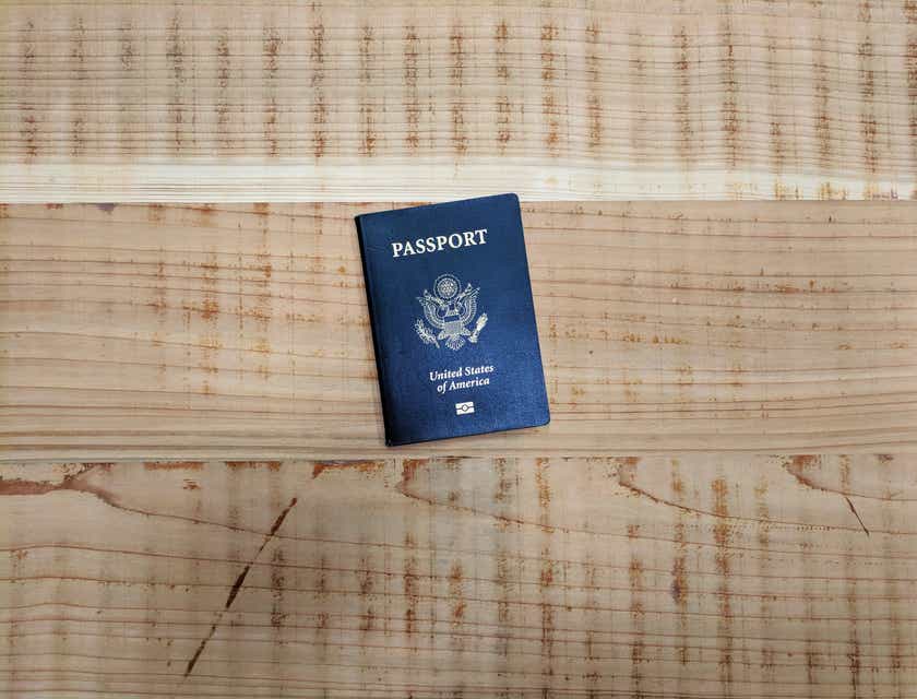Een paspoort op de houten tafel van een immigratie service.