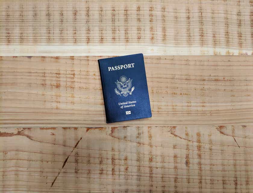 Un pasaporte en el suelo de una oficina de inmigración, en un logo de negocios de inmigración.