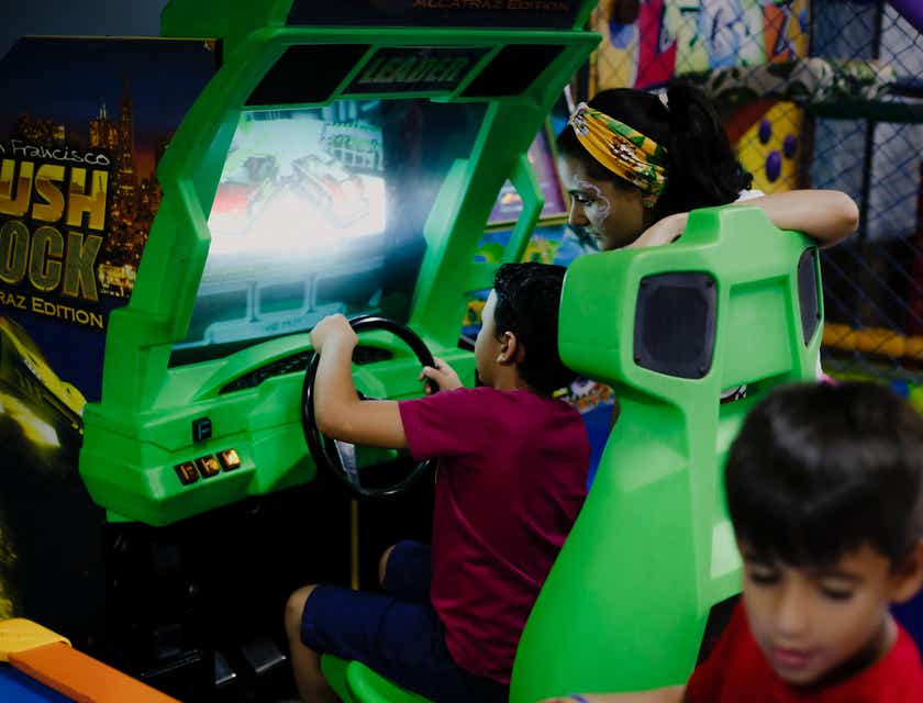 Niños jugando en un centro de juegos de interior.