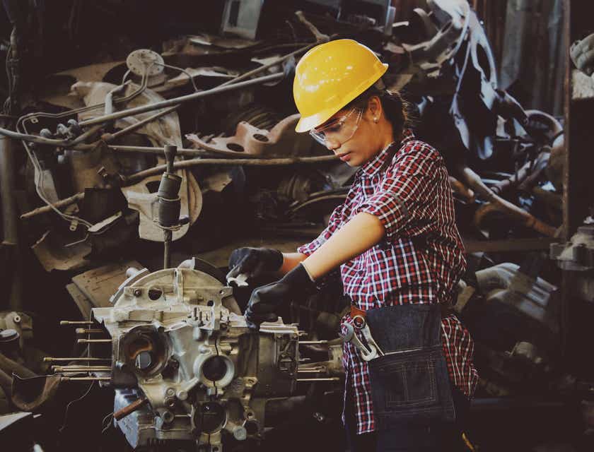 Une personne laborieuse qui répare le moteur d'un véhicule.