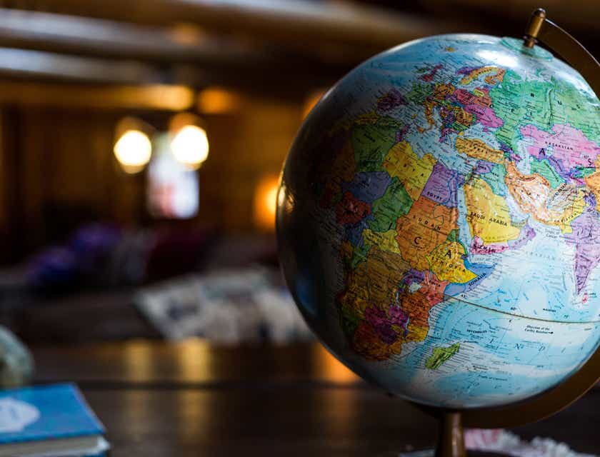 Um close-up de um globo mostrando as fronteiras internacionais.
