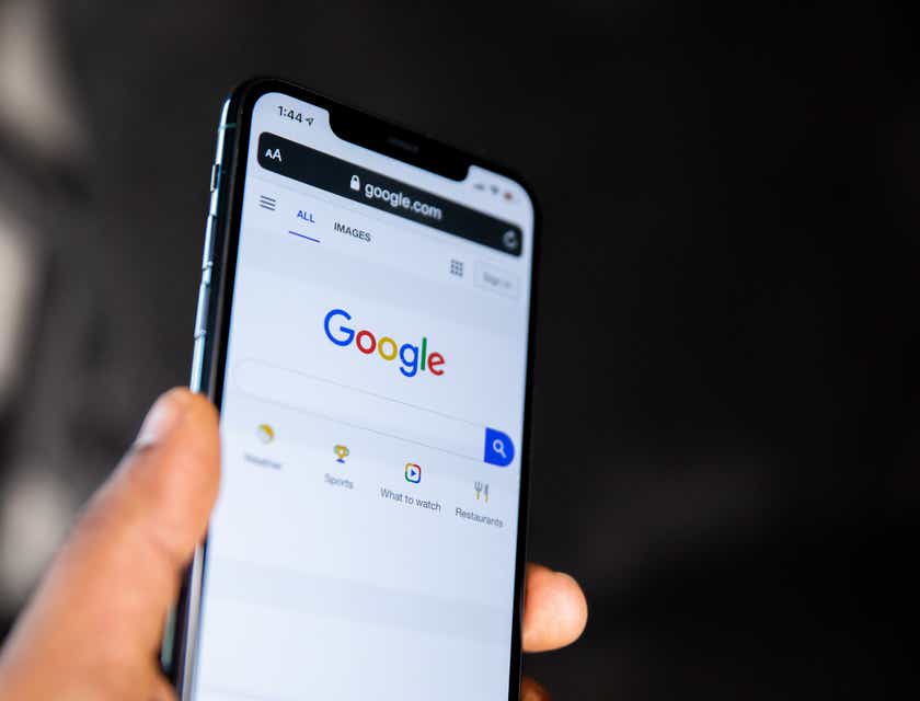 Un usuario haciendo una búsqueda en internet en su celular en un logo para una empresa de internet.
