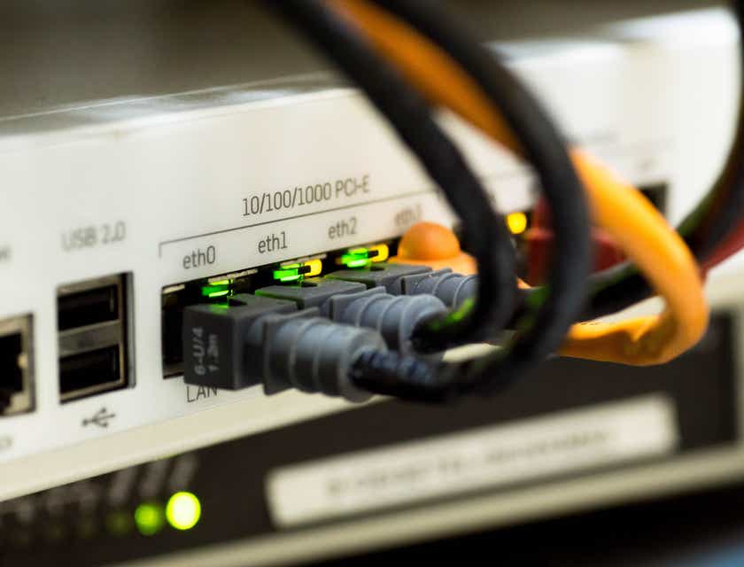 Rangkaian kabel ethernet yang terhubung ke modem penyedia layanan internet.