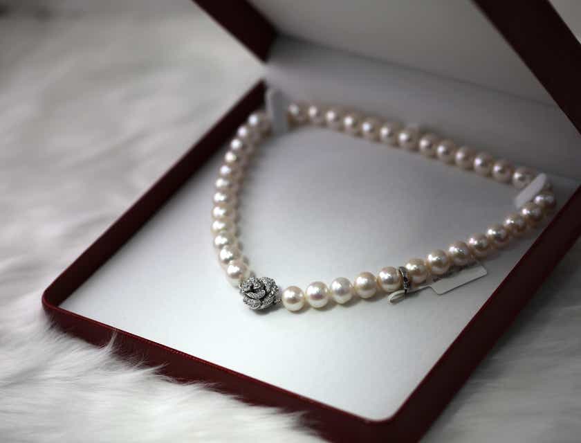 Un collier de perles dans la vitrine d'une joallerie.