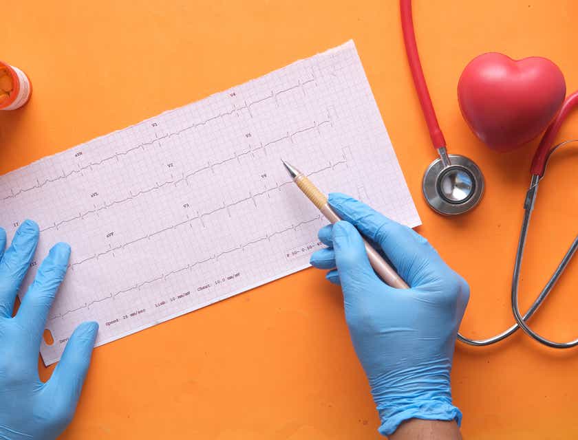 Bir kağıtta yer alan kalp ritim hızı verilerini inceleyen bir kardiyolog.
