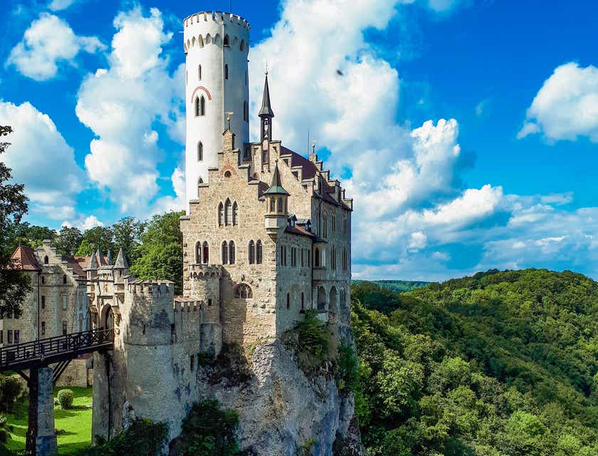 Een kasteel op een rotspunt.