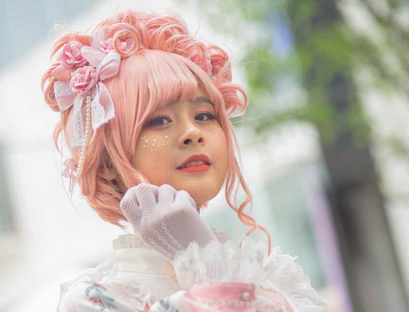 Japonya’nın kawaii kültürünün bir parçası olan Lolita modasına uygun giyinmiş bir kadın.