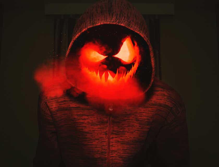 Una figura inquietante con al posto della testa una zucca intagliata con dentro una luce rossa.