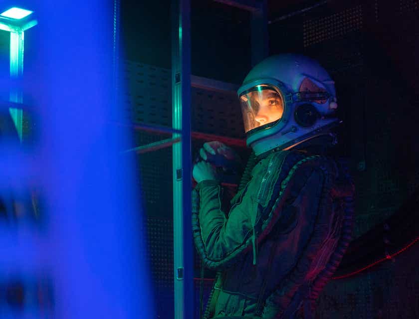 Un astronauta a bordo di un'astronave illuminata al neon.