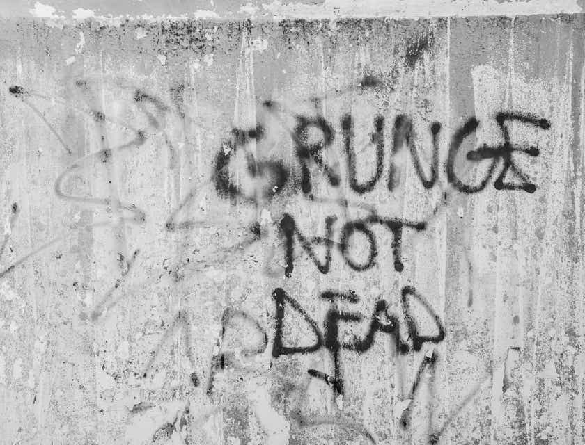 Sebuah pesan bergaya grunge tertulis di dinding.