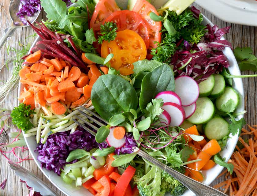 Semangkuk sayuran organik diletakkan di atas meja.