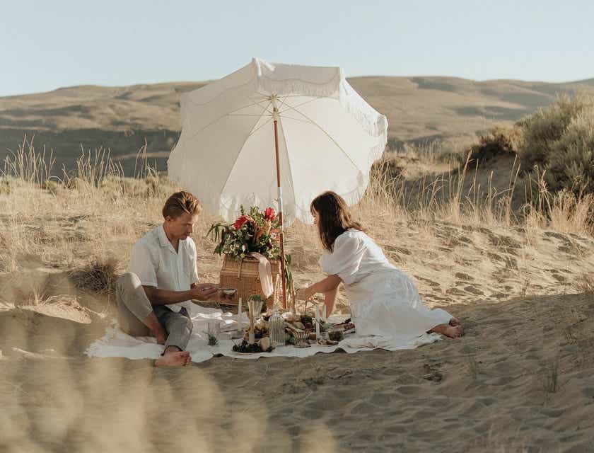 Pasangan yang sedang piknik di pantai.