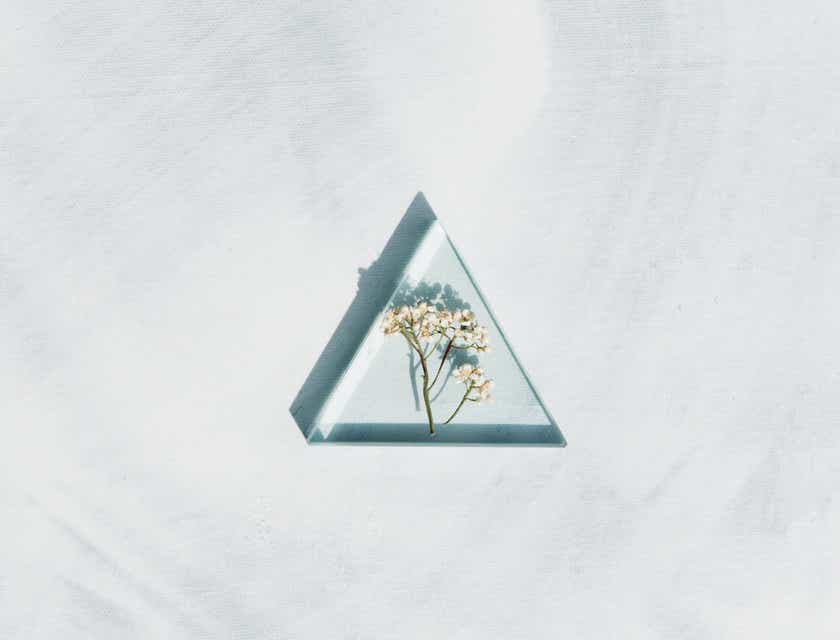 Bunga putih yang diawetkan dalam segitiga epoksi.