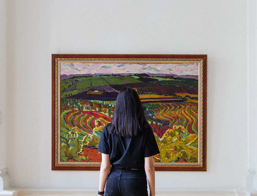 Seorang wanita melihat karya seni di dinding bisnis seni.
