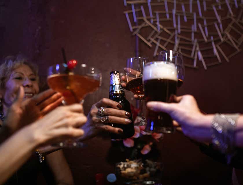 Un grupo de amigos bebiendo cerveza en un bar de cerveza.