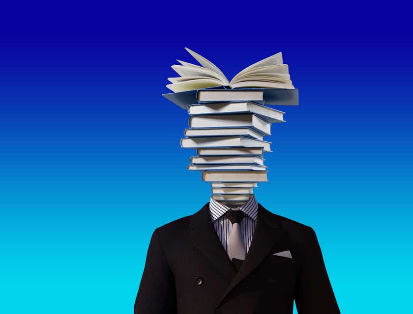 El cuerpo de un hombre vistiendo traje, con una pila de libros por cabeza.