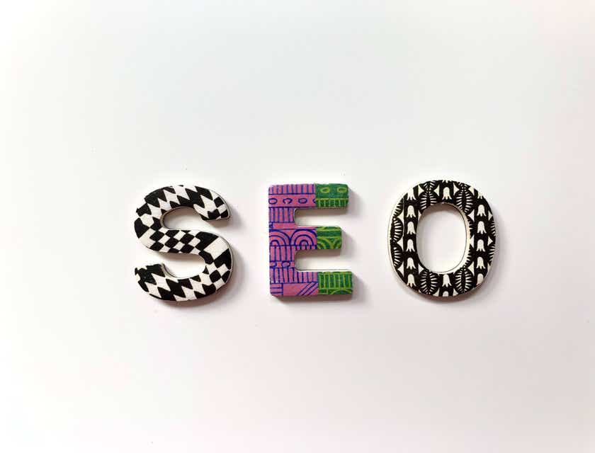 La palabra SEO escrita en letras mayúsculas de colores en un logo.