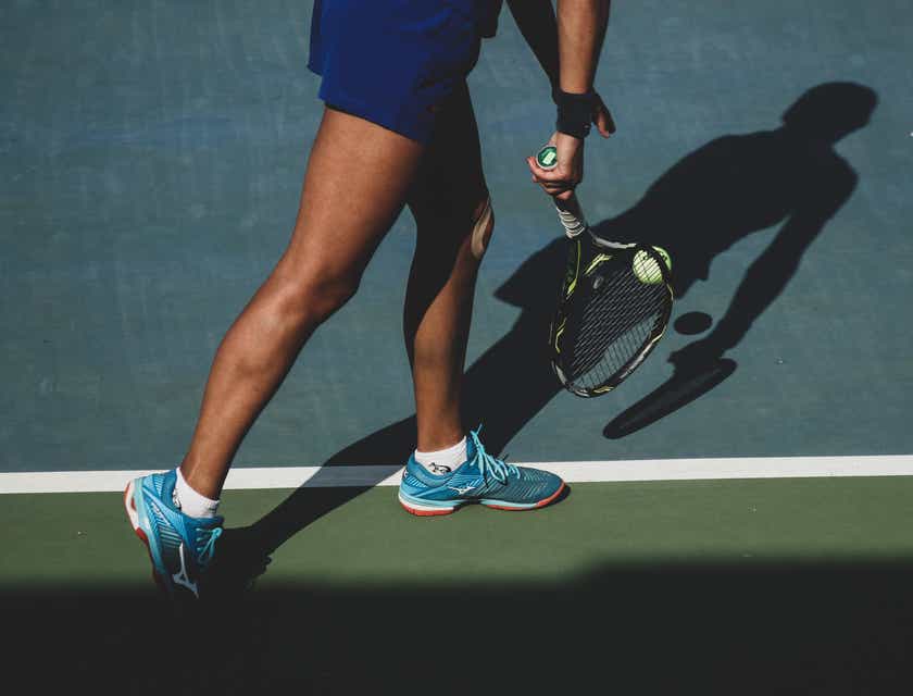 Un jugador de tenis a punto de empezar una partida.