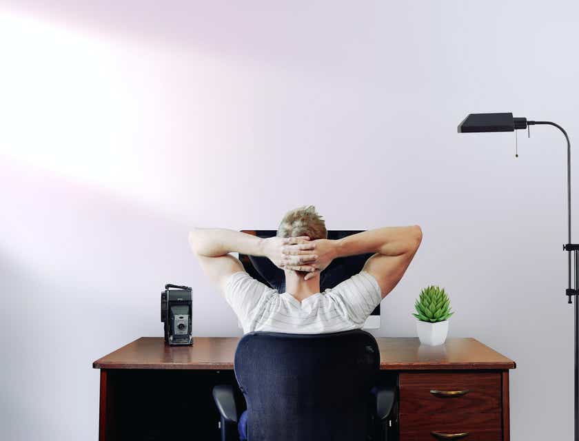 un hombre sentado en un escritorio de un negocio minimalista con logo minimalista