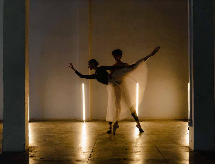 Dos bailarines de ballet bailando juntos en un escenario.