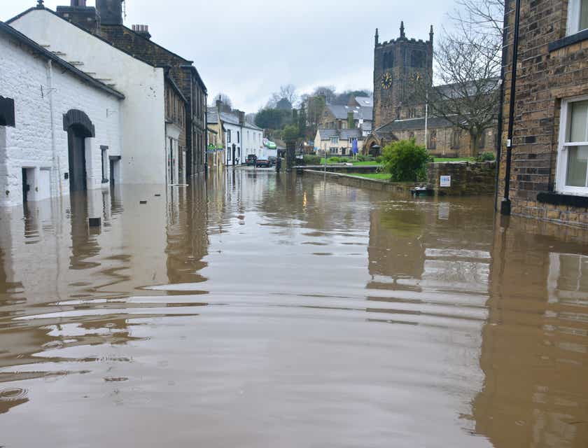Un camino inundado que requiere la ayuda de un negocio de restauración de daños agua.