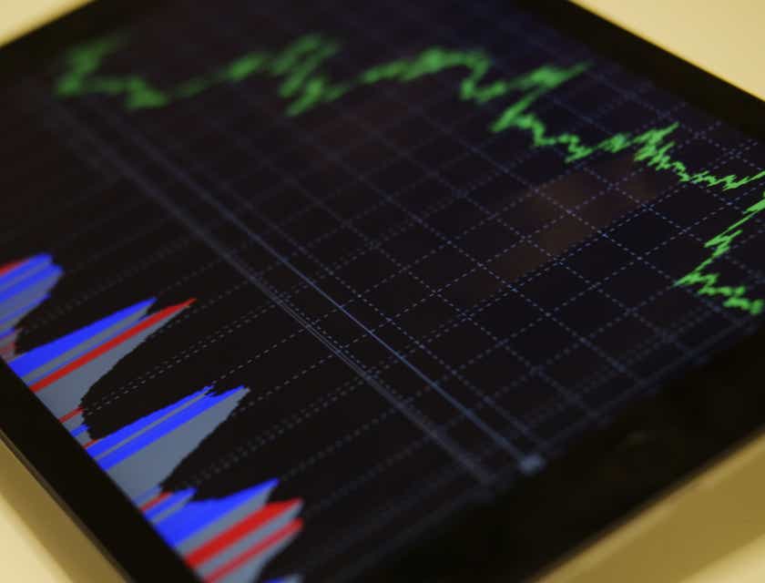 La imagen de un gráfico de la bolsa de valores en un dispositivo en un logo para trading.