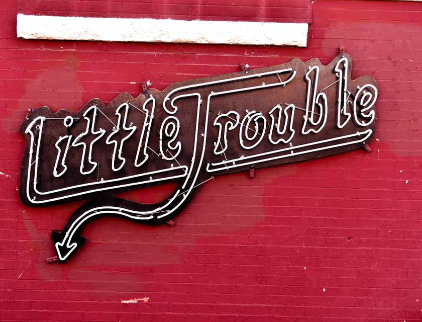 Tanda neon nakal bertuliskan "Little Trouble".