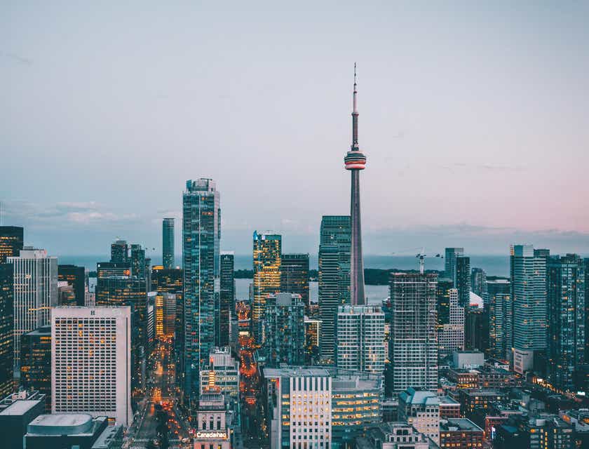 Vista dello skyline di Toronto pieno di alti palazzi e grattacieli.