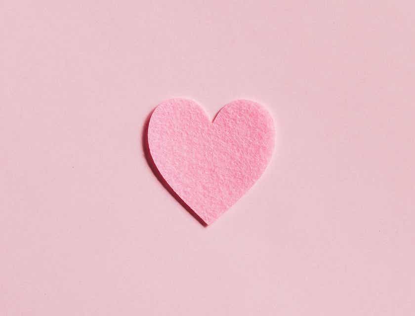 Um coração rosa em um fundo rosa.