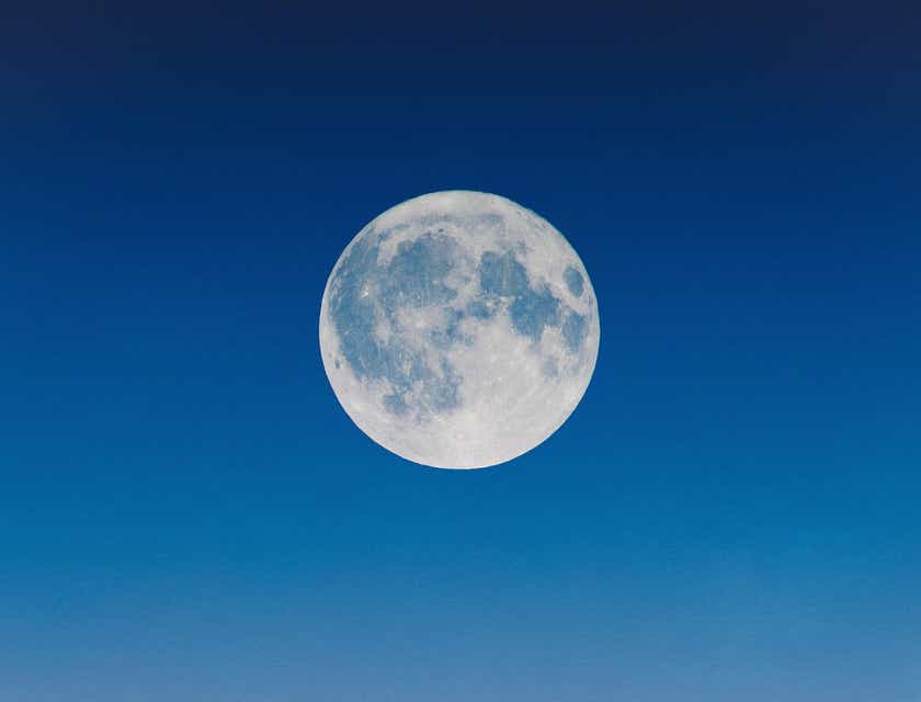 Una romantica vista di un cielo in cui è visibile una grande luna piena.