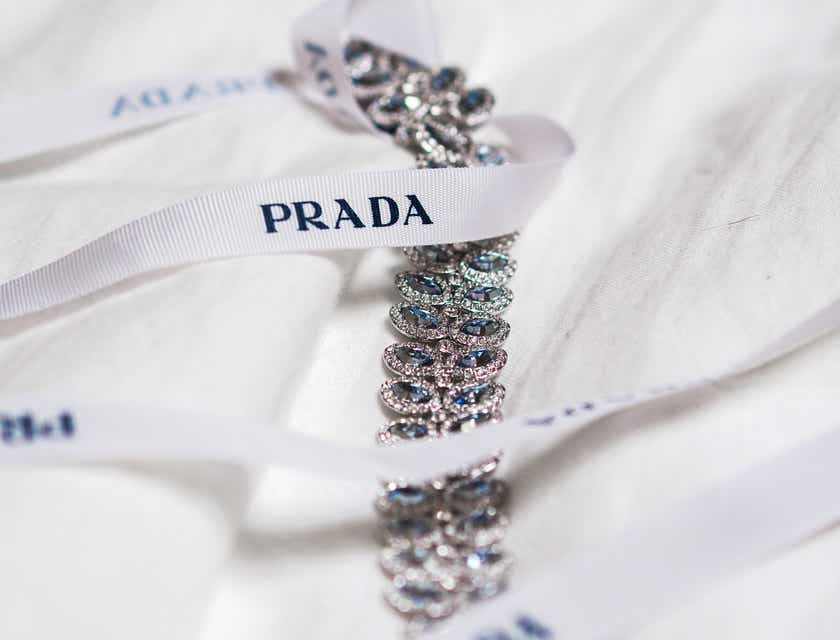 Uma pulseira de alta qualidade envolvida em uma fita com o logotipo de uma marca de luxo.