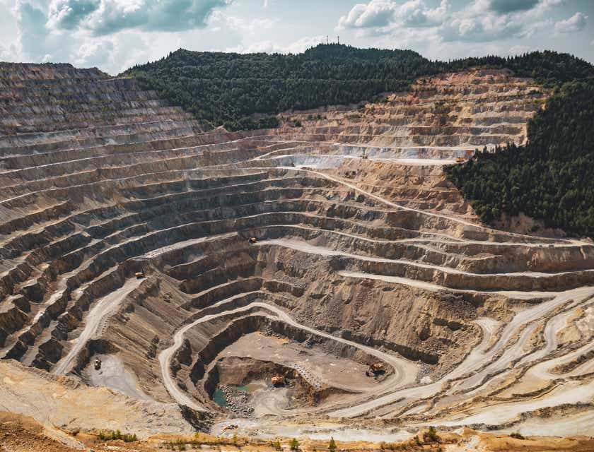 Une vue de l'excavation minière sur une montagne.