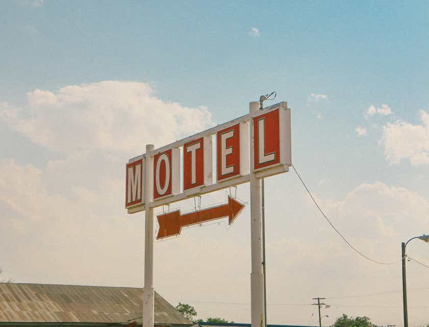 Papan motel berwarna merah dan putih.