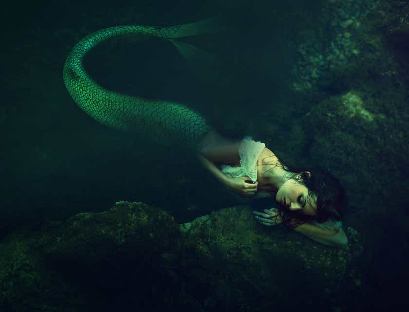 Une sirène mythologique dormant sous l'eau.