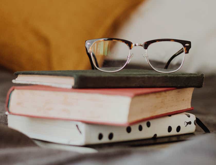 Sepasang kacamata nerd di atas buku.