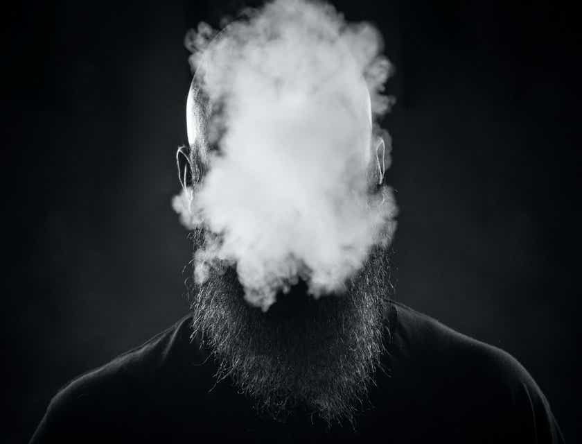 Un homme énigmatique se cachant derrièrer un nuage de fumée.