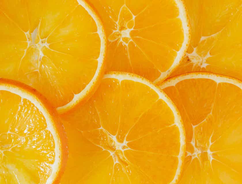 Un assortiment d'oranges coupées en rondelles.