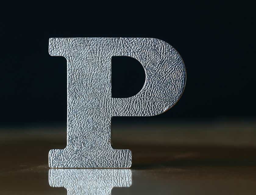 Una forma de letra plateada de metal sobre un fondo oscuro en un logotipo con la letra "P".