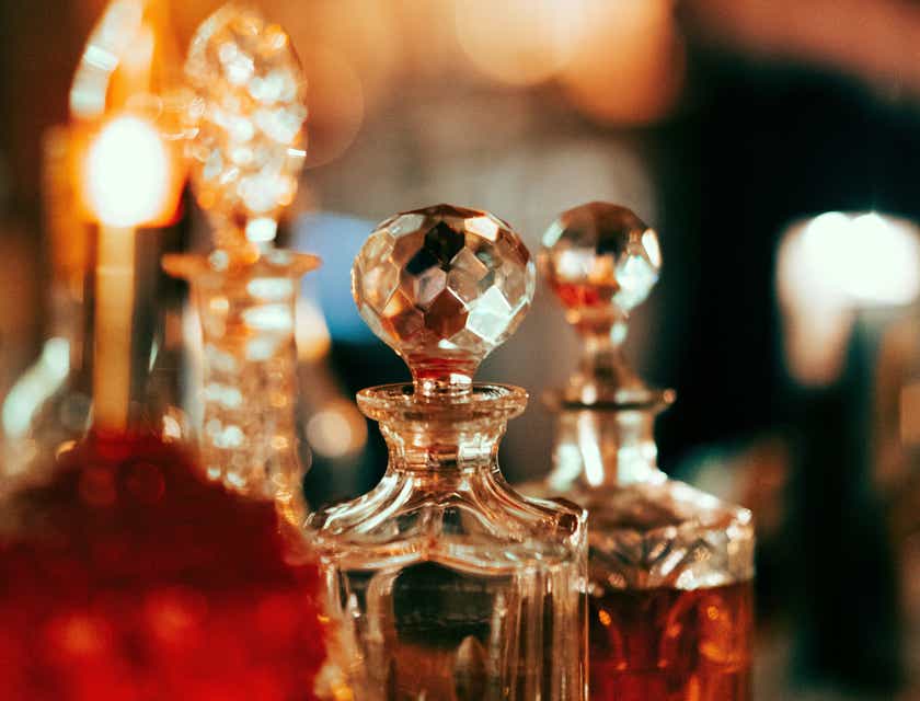 Zbliżenie na wykwintne flakony z perfumami.
