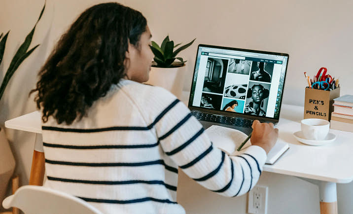 A blogger scrolling through their personal website.